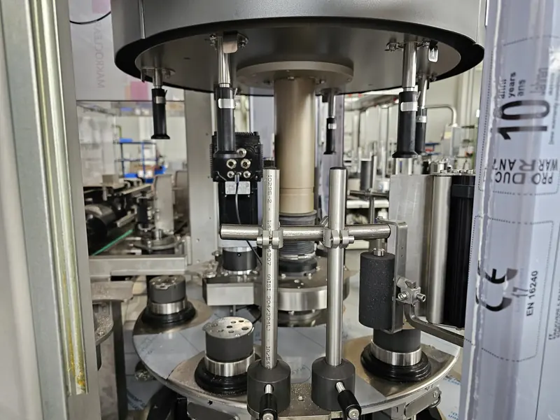 Photo #5 of automatic rotary adhesive labeler with modular optical centering