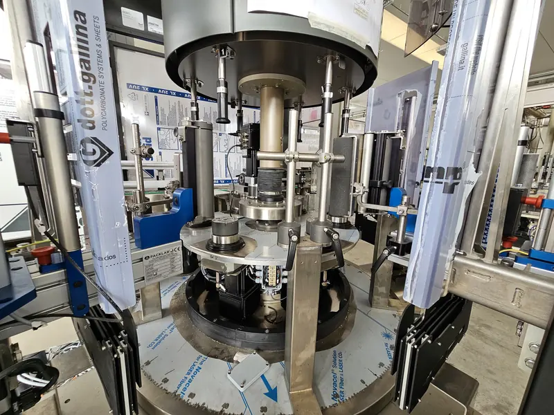 Photo #6 of automatic rotary adhesive labeler with modular optical centering