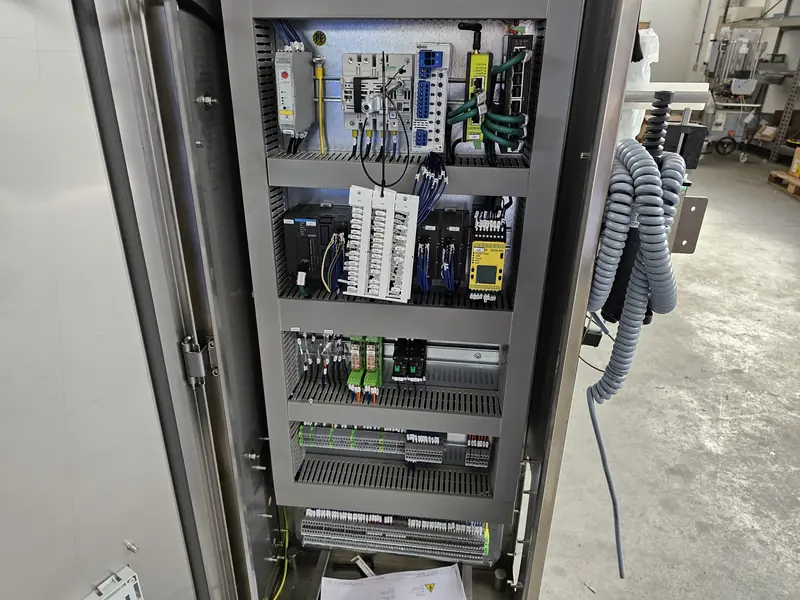 Photo #17 of automatic rotary adhesive labeler with modular optical centering