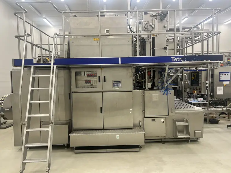 Photo #2 of Used Tetra Pak Bottling line for UHT Milk 7500 bph year 2000