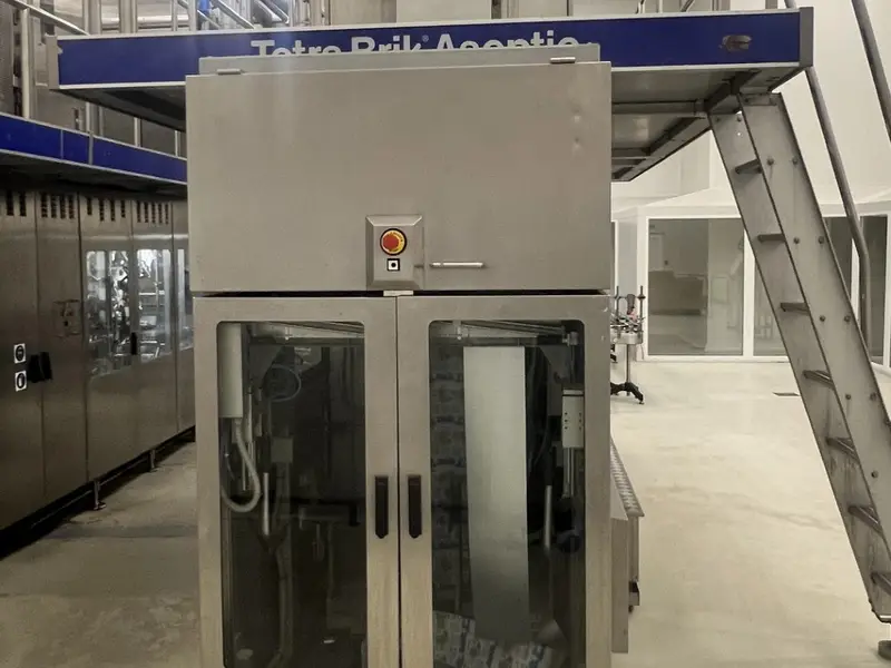 Photo #4 of Used Tetra Pak Bottling line for UHT Milk 7500 bph year 2000