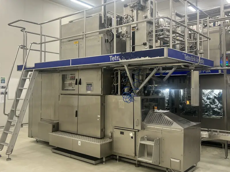 Photo #17 of Used Tetra Pak Bottling line for UHT Milk 7500 bph year 2000