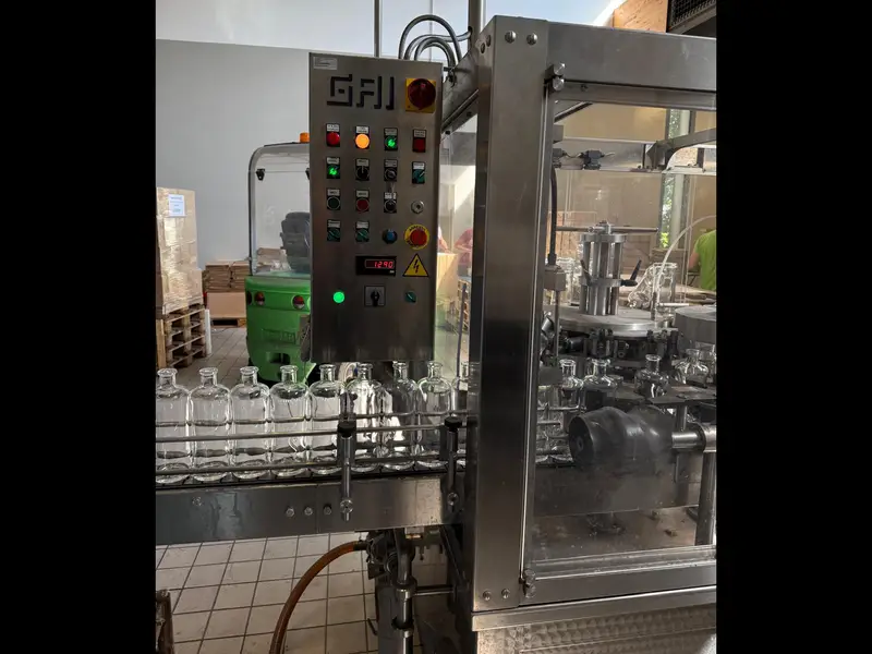 Photo #6 of Used Bottling Line 12/16/1 Still Products in Glass 2800 bph