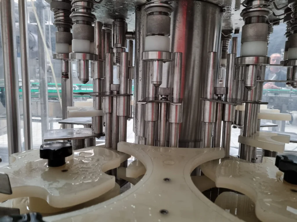 Photo #2 of Used filling and capping monoblock AVE 1998 – 2000bph