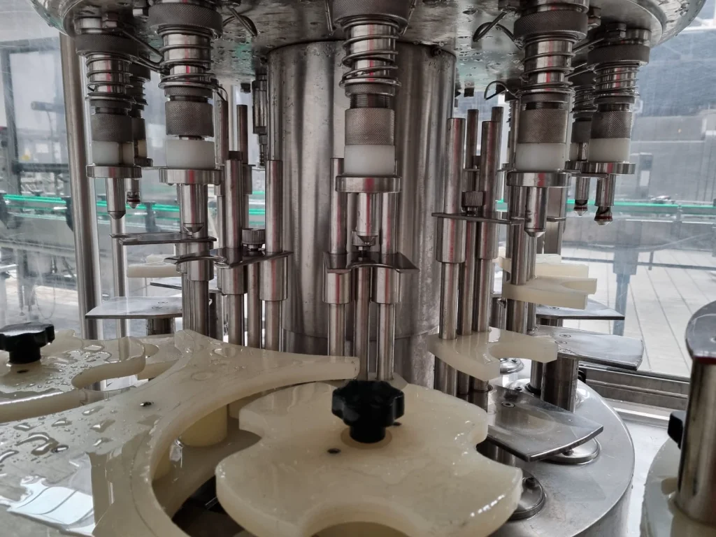 Photo #4 of Used filling and capping monoblock AVE 1998 – 2000bph